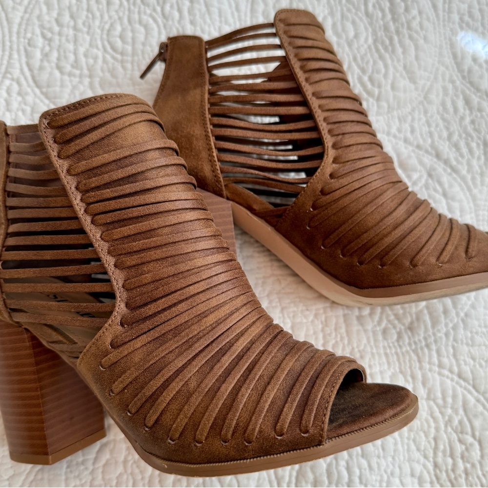 Ankle sandals size 7